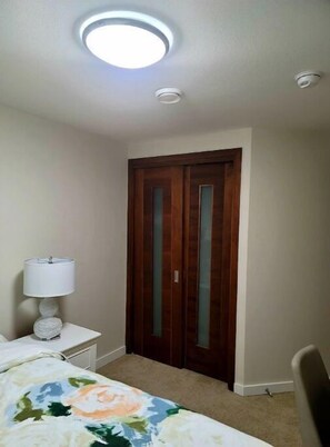 1 bedroom, desk, internet