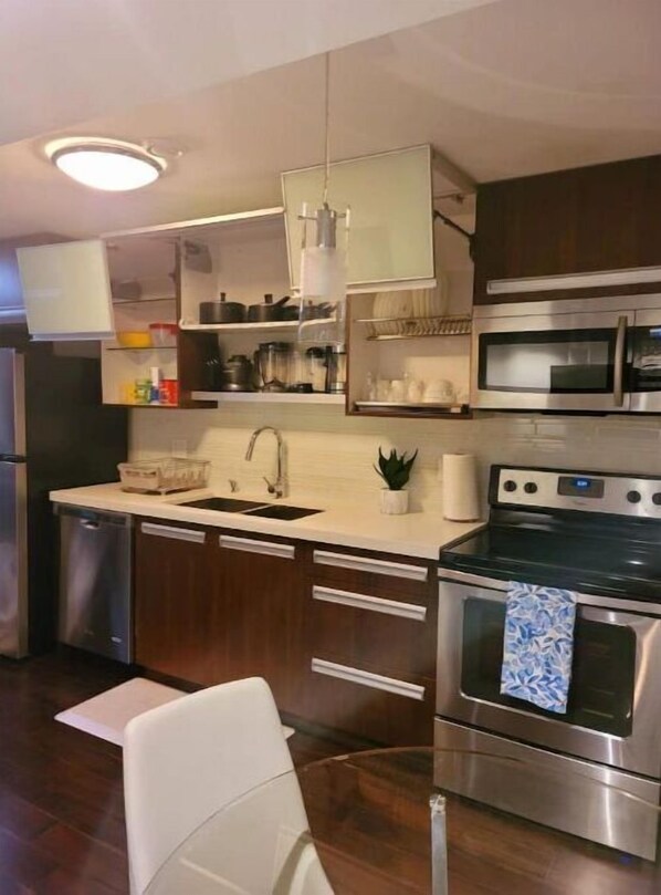 Kühlschrank, Mikrowelle, Ofen, Herdplatte