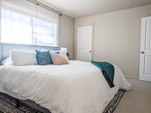 3 bedrooms, free WiFi, bed sheets - Downtown Getaway close to Corvallis (Philomath)