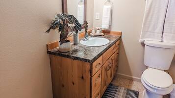 SĂšche-cheveux, serviettes fournies, savon, shampoing