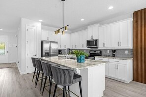 Kylskåp, mikrovågsugn, ugn och spishäll