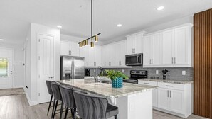 Coffee/tea maker, fridge, microwave, oven - 8 Bedrooms/ 6.5 Bathrooms/ Encore (7686 FD) (Kissimmee)