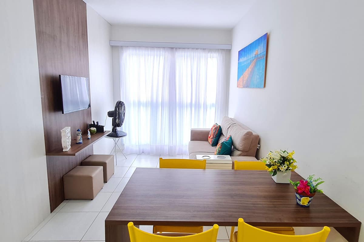 Appartamento Basic, 1 camera da letto, vista cortile | Area soggiorno | TV 40 pollici con canali digitali