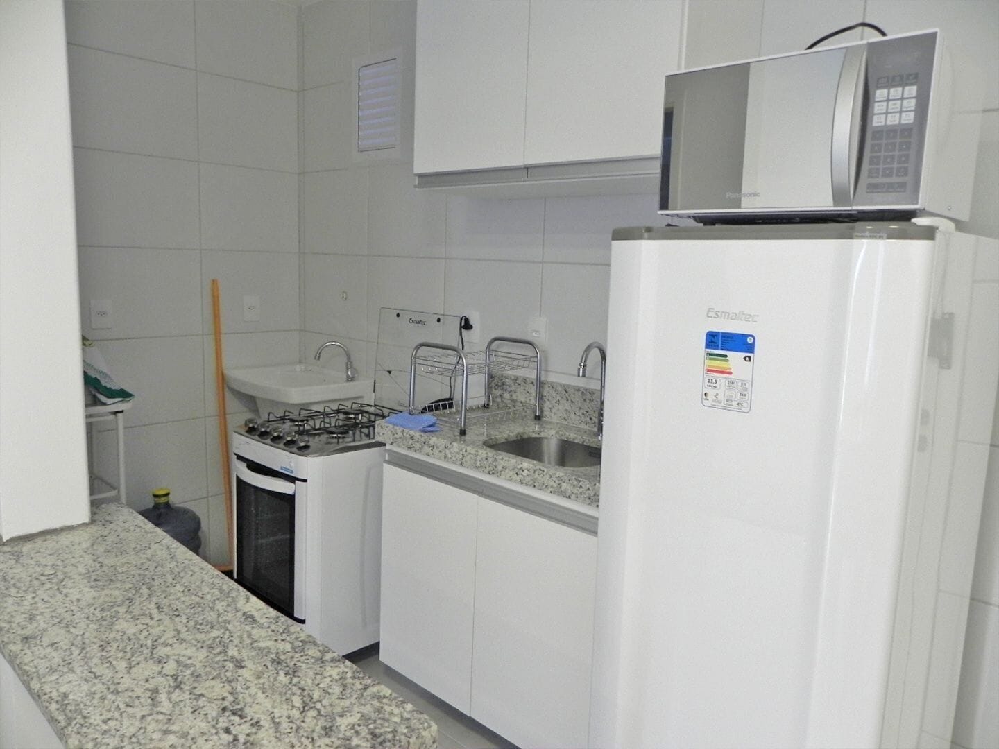 Family Apartment | Private kitchen | Fridge, cookware/dishes/utensils