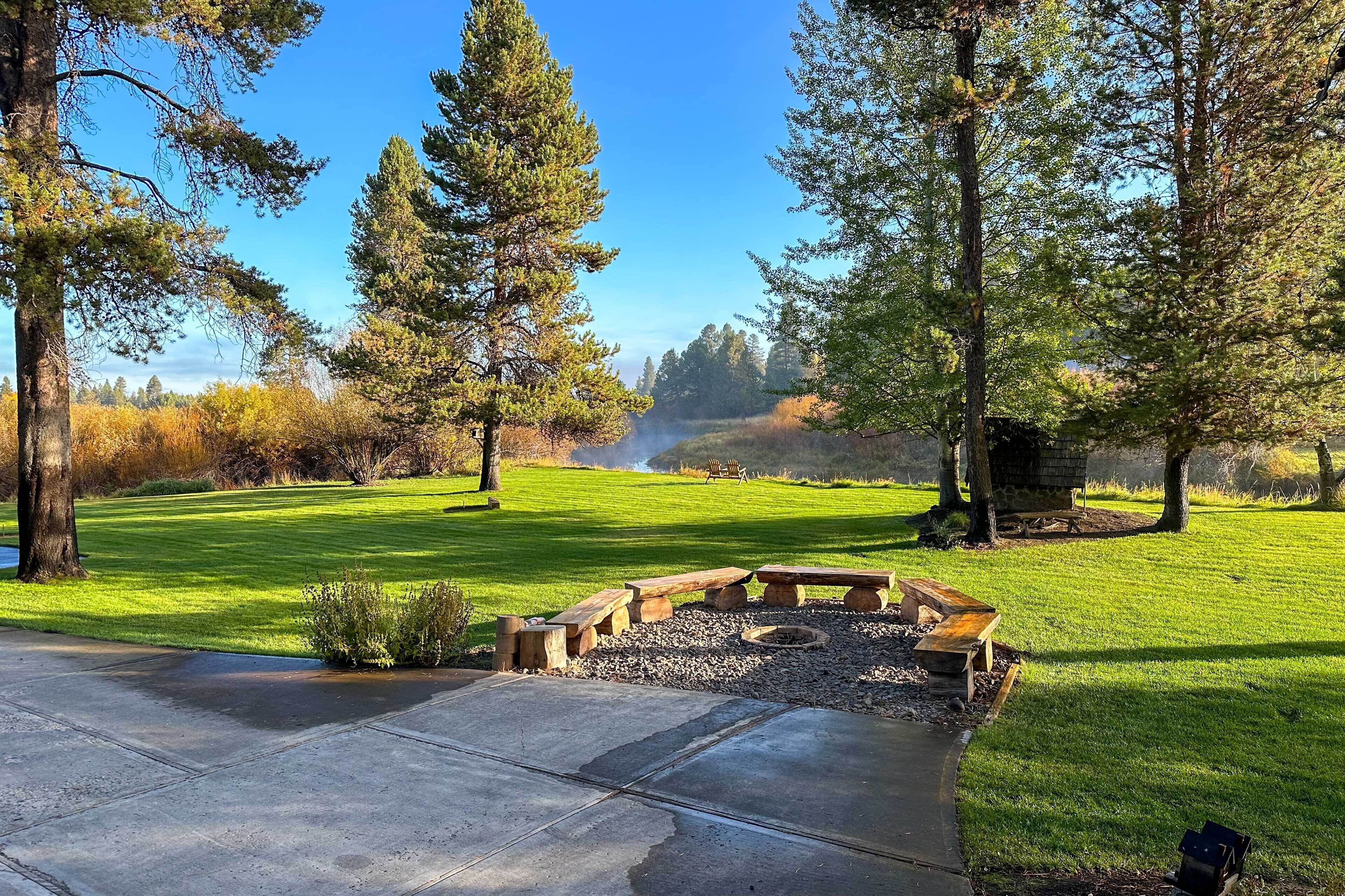 Waterfront Sunriver Home w/ Hot Tub & Fireplace!
