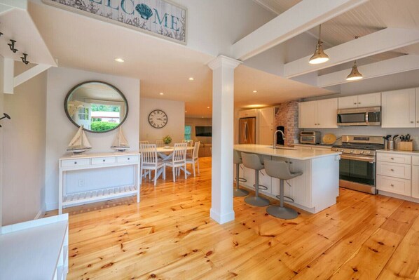 Fridge, microwave, oven, stovetop - Pond front Home close to Yarmouth & Dennis Beaches (Yarmouth)