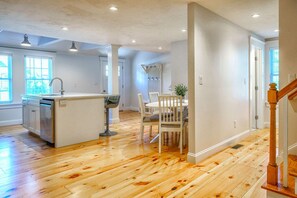 Dining - Pond front Home close to Yarmouth & Dennis Beaches (Yarmouth)