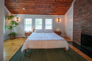 4 bedrooms, desk, WiFi, bed sheets