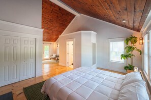 4 bedrooms, desk, WiFi, bed sheets - Pond front Home close to Yarmouth & Dennis Beaches (Yarmouth)