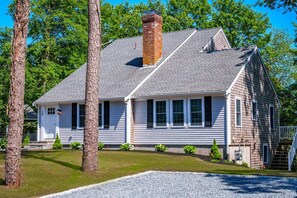 Exterior - Pond front Home close to Yarmouth & Dennis Beaches (Yarmouth)