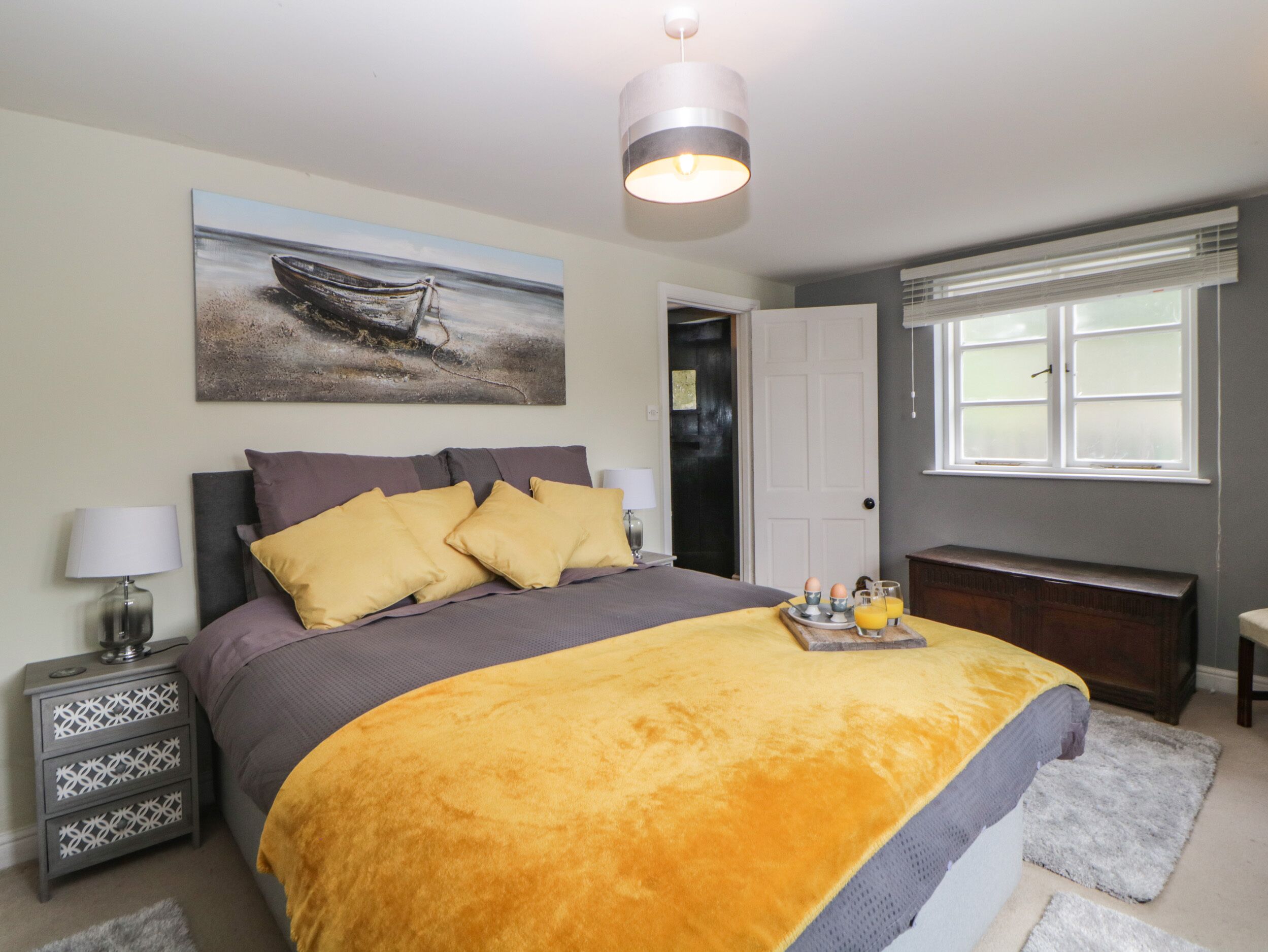 1 habitación, decoración personalizada y muebles diferentes 