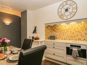 Refrigerador, lavavajillas, tetera/pava eléctrica, tostadora