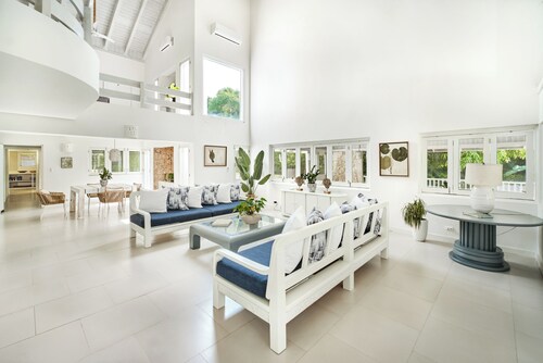 Closest villa in Casa to Minitas Beach with private pool, garden, screened patio