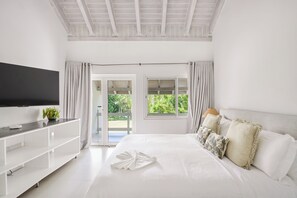 3 chambres, coffres-forts dans les chambres, fer et planche à repasser