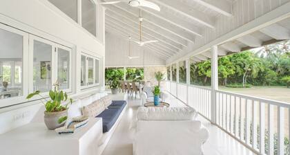 Closest villa in Casa to Minitas Beach with private pool, garden, screened patio