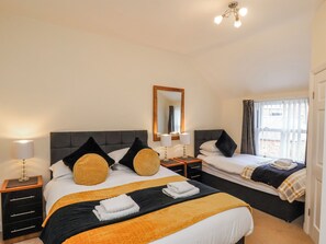 5 quartos, individualmente decorados, individualmente mobiliados