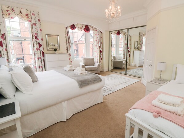 5 bedrooms, individually decorated, individually furnished, free WiFi - 50 West Street Edelweiss (Scarborough)