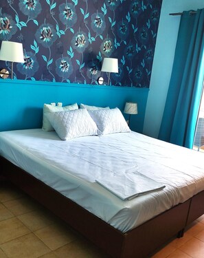 7 bedrooms - Okeania Seafront Rooms in Kamena Vourla (Kamena Vourla)