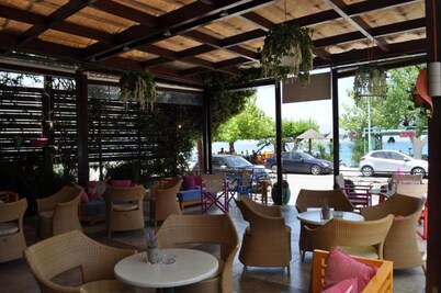 Okeania Seafront Rooms in Kamena Vourla