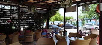 Okeania Seafront Rooms in Kamena Vourla