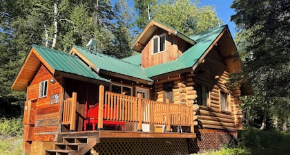 Cozy cabin bordering forest service trails. Perfect escape on 10 acres of forest