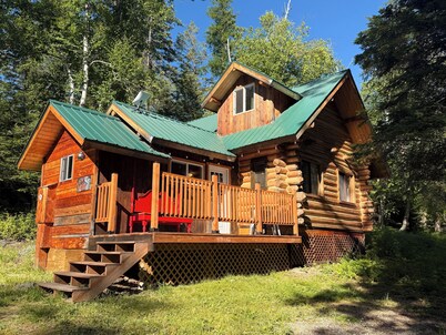Cozy cabin bordering forest service trails. Perfect escape on 10 acres of forest