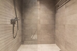 Haartrockner, Handtücher, Seife, Toilettenpapier