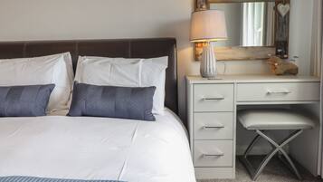 2 quartos, individualmente decorados, individualmente mobiliados