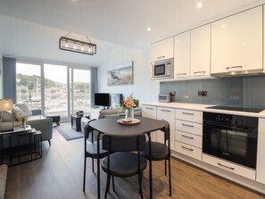 Kühlschrank, Geschirrspüler, Wasserkocher, Toaster