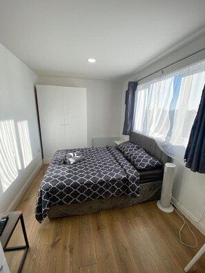 Iron/ironing board, free WiFi, bed sheets - Comfortable Homely Studio Flat in Wembley (Wembley)