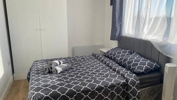 Iron/ironing board, free WiFi, bed sheets