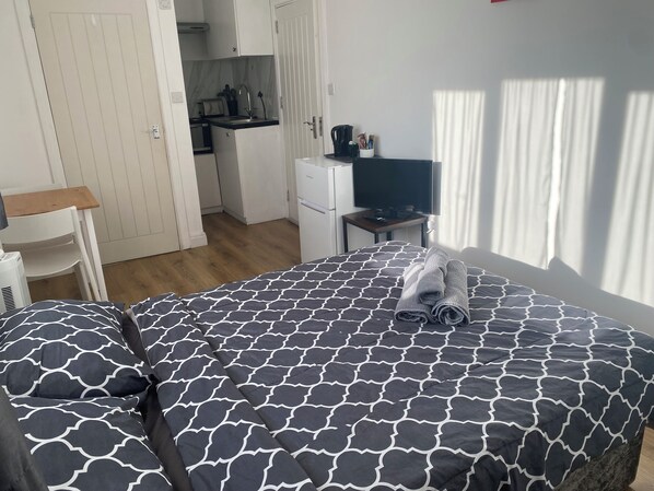 Iron/ironing board, free WiFi, bed sheets - Comfortable Homely Studio Flat in Wembley (Wembley)