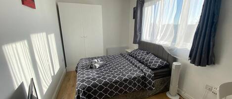 Iron/ironing board, free WiFi, bed sheets