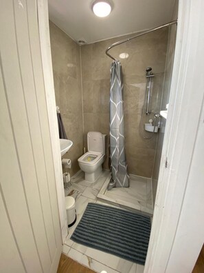 Dusj, hårføner og håndklær