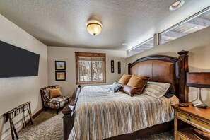 Iron/ironing board, travel crib, free WiFi, bed sheets - The Last Chance Getaway - Terry Peak Area (Lead)