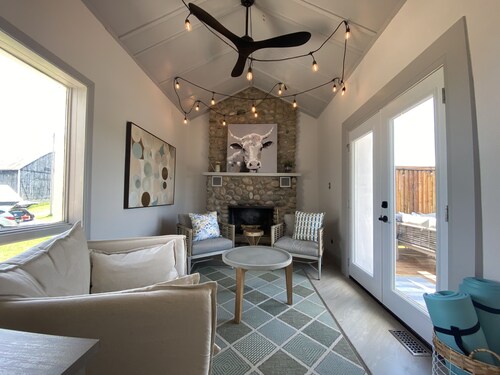 Thunderbird Farm - Luxury 5-Bedroom Farmhouse w/ Pool & Hands-On Farm Experience