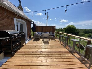 Outdoor dining - Thunderbird Farm - Luxury 5-Bedroom Farmhouse w/ Pool & Hands-On Farm Experience (Kawartha Lakes)