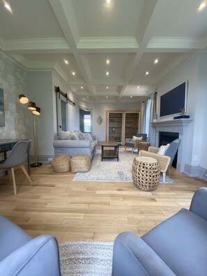 Smart-TV, Kamin, Tischfußball, Tischtennisplatte