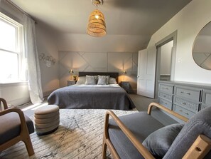 5 Schlafzimmer, Zimmersafe, Schreibtisch, Bügeleisen/Bügelbrett