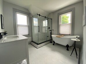 Dusche, Haartrockner, Handtücher, Seife