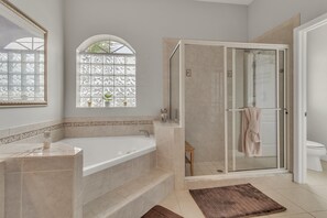 シャワー、ヘアドライヤー、タオル