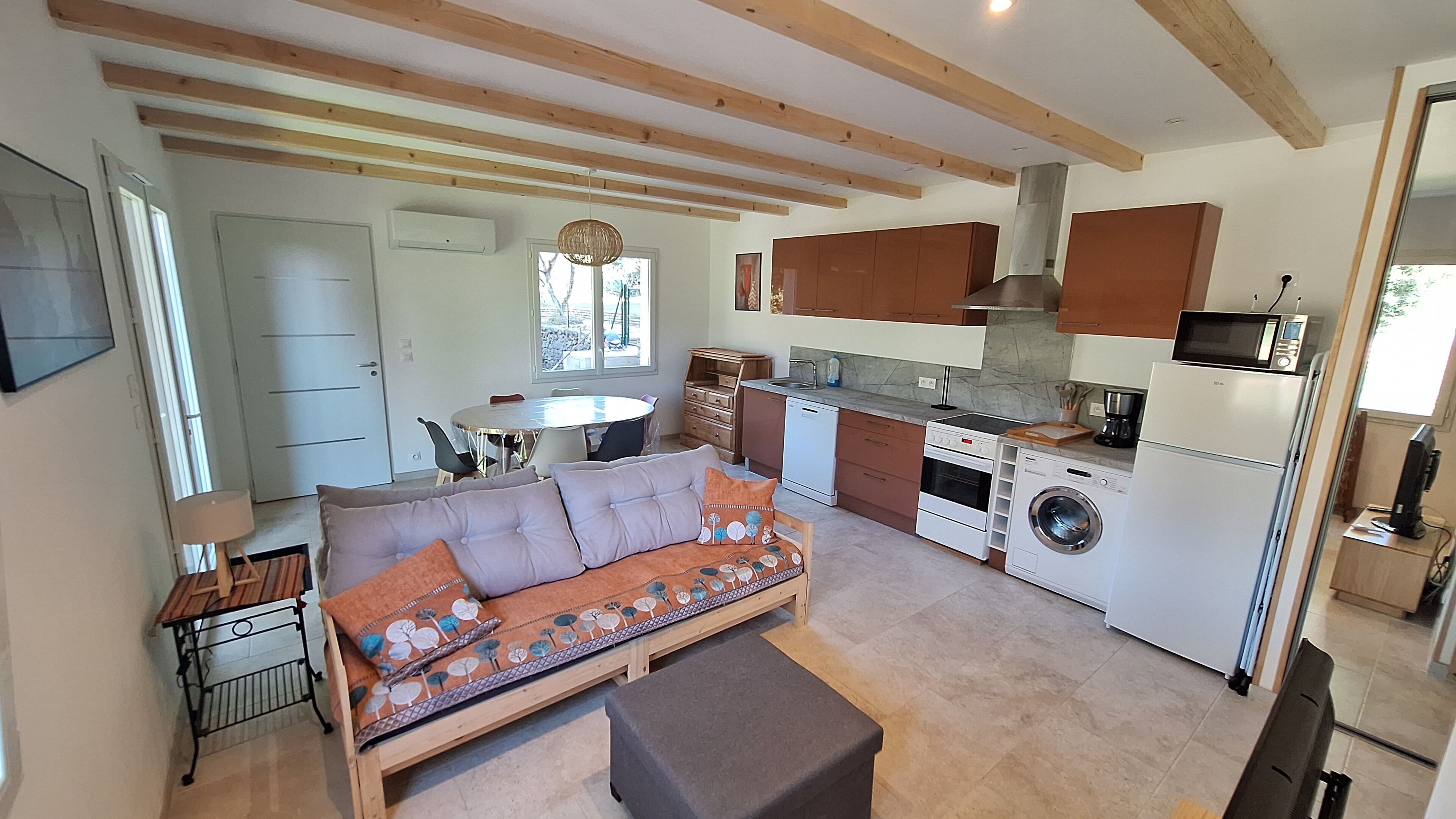 Fernseher, DVD-Player, Tischtennisplatte, Bücher