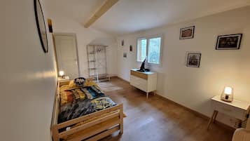 2 camere, una scrivania, ferro/asse da stiro, culla da viaggio