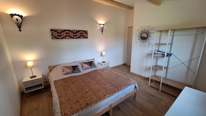 2 slaapkamers, een bureau, een strijkplank/strijkijzer, reisbedje