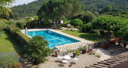 Sous le grand pin : piscine et spa (Gßtes Eden en Cévennes) à Anduze