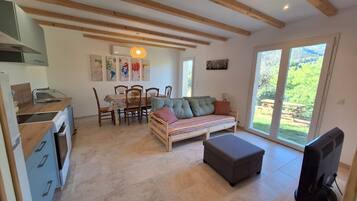 Fernseher, DVD-Player, Tischtennisplatte, BĂŒcher