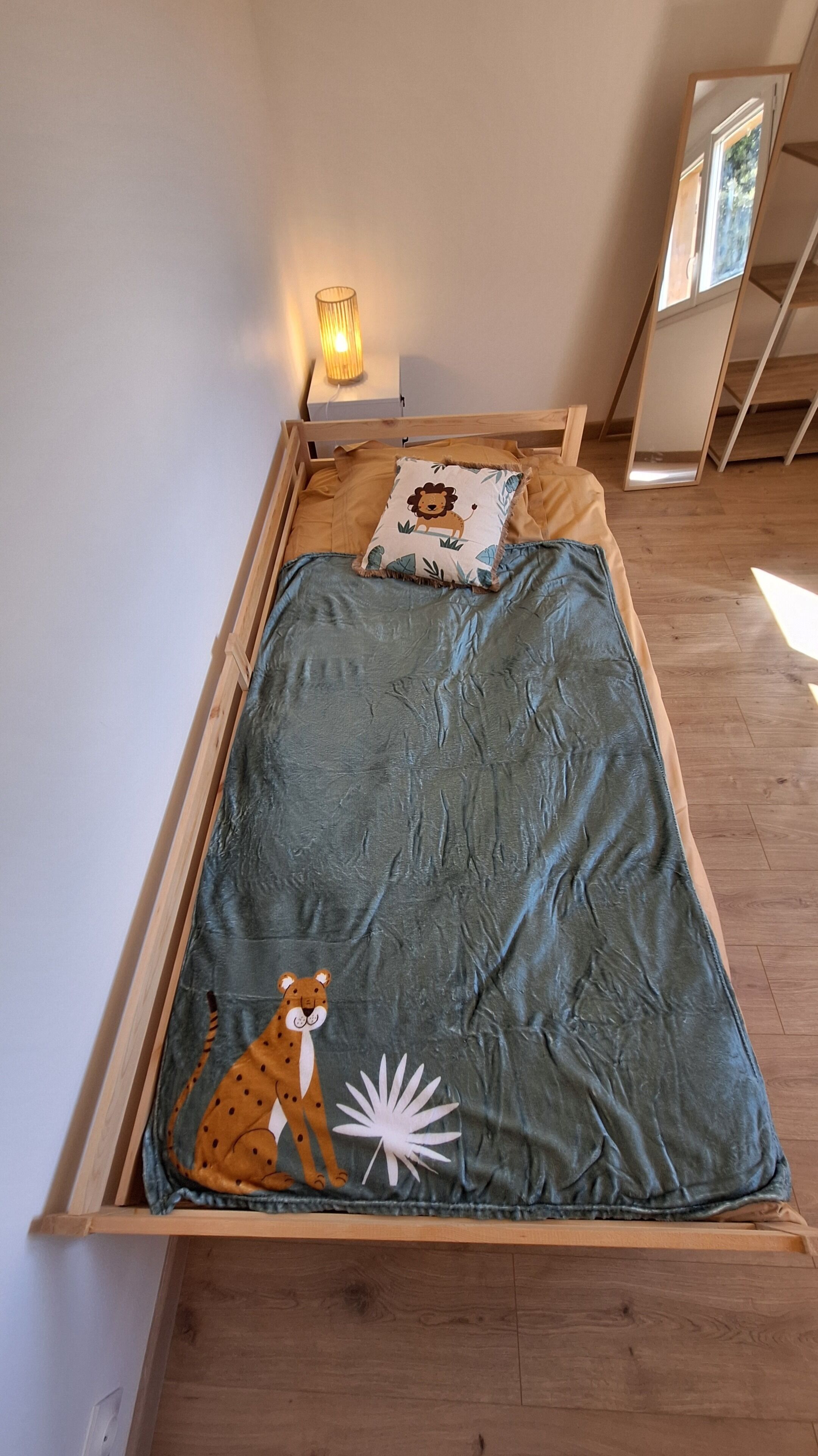 2 bedrooms, desk, iron/ironing board, travel cot