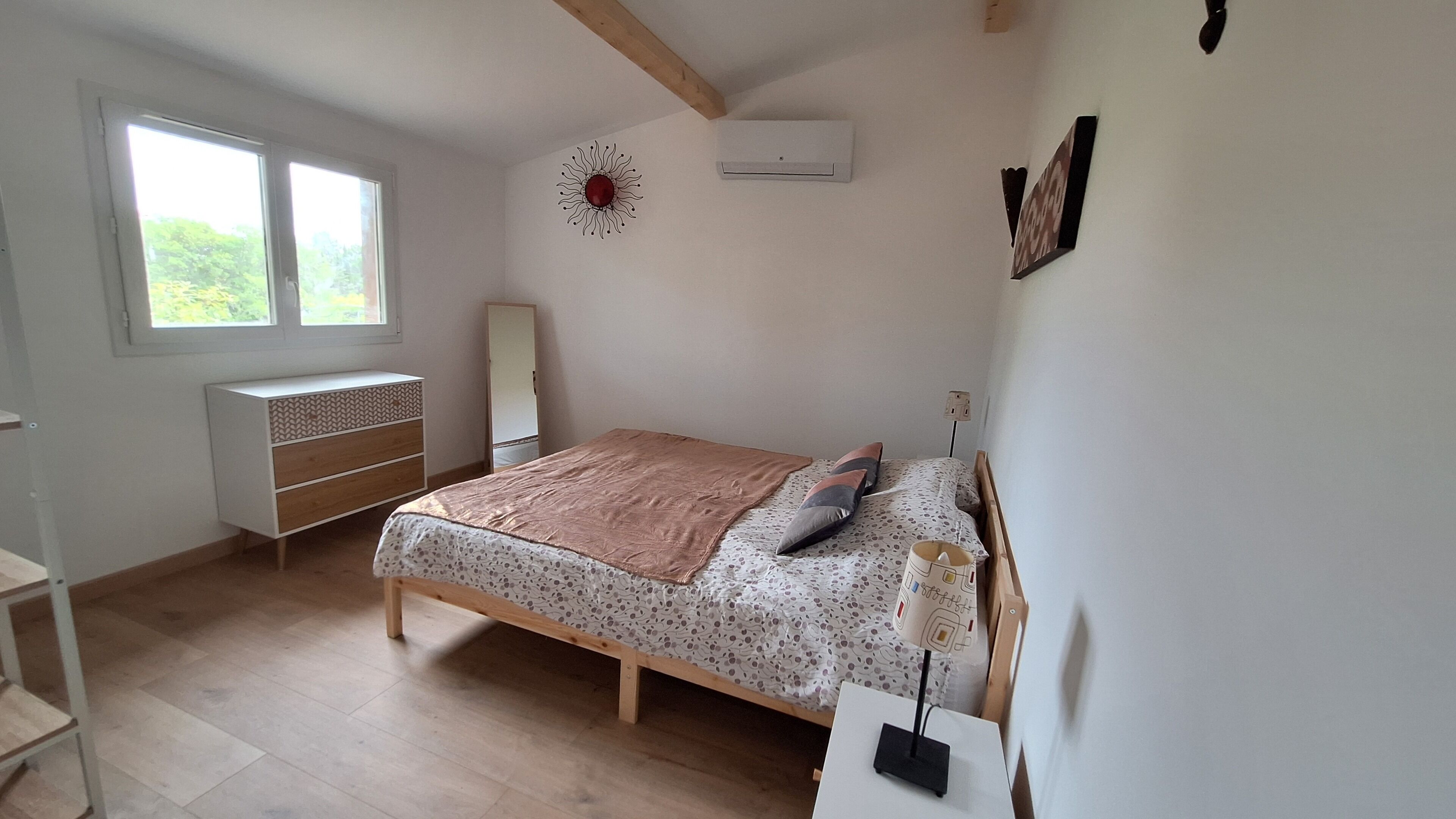 2 habitaciones, escritorio y tabla de planchar con plancha 