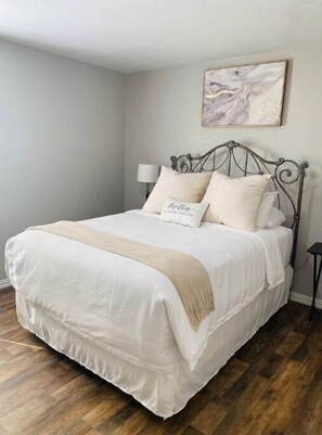 3 bedrooms, iron/ironing board, travel cot, WiFi - Cozy Country Barndo with 3 bedroomd 1bath  (Comanche)