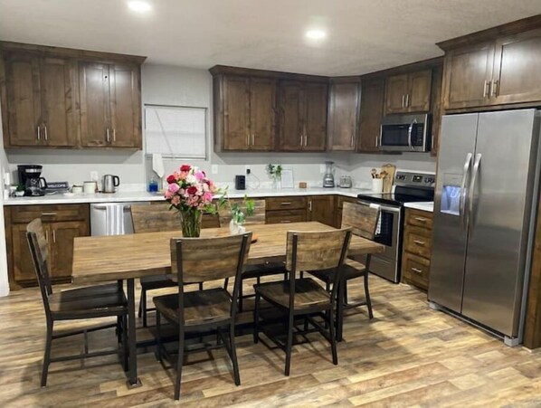 Fridge, microwave, oven, stovetop - Cozy Country Barndo with 3 bedroomd 1bath (Comanche)